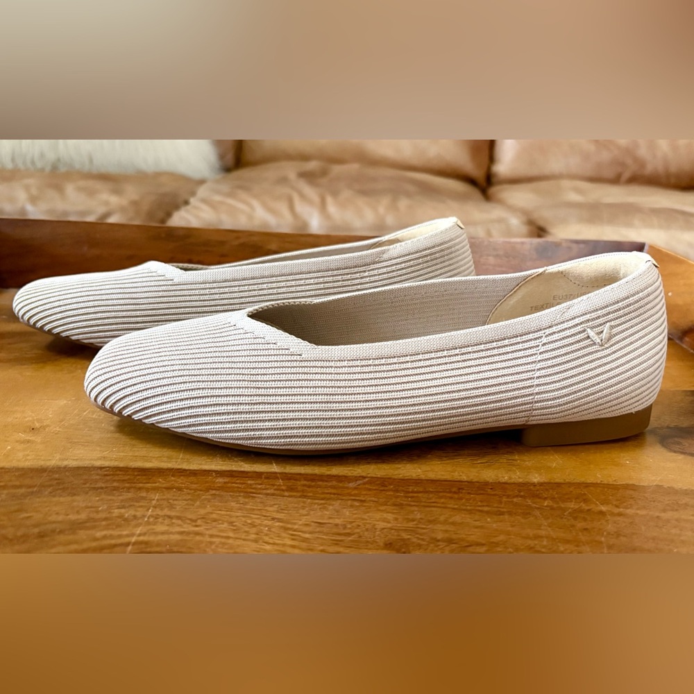 VIVAIA Tan Margot Square Toe V-Cut Flats - Picture 3 of 8